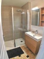 Koupelna v ubytování Annecy center 2 steps from the lake Cozy and renovated!