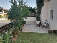 Zahrada ubytování Αυτόνομο Στούντιο με αυλή