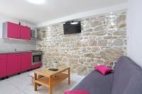 Kuchyňa alebo kuchynka v ubytovaní Apartments by the sea Kastel Stafilic, Kastela - 15110