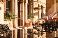 una persona vertiendo vino en dos copas sobre una mesa en Hotel Schloss Neetzow, en Neetzow