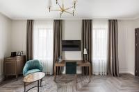 VICTORIA Hotel Klaipėdaにあるテレビまたはエンターテインメントセンター