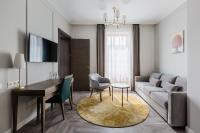VICTORIA Hotel Klaipėdaにあるテレビまたはエンターテインメントセンター