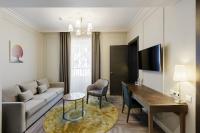 VICTORIA Hotel Klaipėdaにあるテレビまたはエンターテインメントセンター