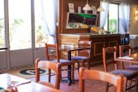 The Raceby Hotel, Part of AG Collection في دونكاستير: مطعم به طاولات وكراسي ومنضدة