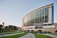 un gran edificio con una carretera delante en Grand Hyatt Kuwait, en Kuwait