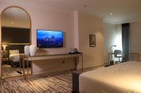Ramada by Wyndham Doha Old Townにあるテレビまたはエンターテインメントセンター