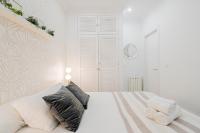 A bed or beds in a room at For You Rentals Glorieta de Bilbao apartment TEMPORAL EGU4