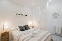 A bed or beds in a room at For You Rentals Glorieta de Bilbao apartment TEMPORAL EGU4