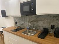 Kuchyňa alebo kuchynka v ubytovaní Apartamenty Mikubo Wrocław