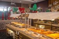 Una línea de buffet con muchos tipos diferentes de comida. en Muthu Clube Praia da Oura, en Albufeira