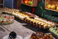 Un buffet con muchos tipos diferentes de comida en una mesa. en Muthu Clube Praia da Oura, en Albufeira