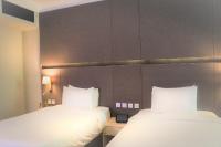 Ramada by Wyndham Doha Old Townにあるベッド