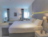 Ramada by Wyndham Doha Old Townにあるベッド