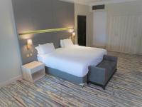 Ramada by Wyndham Doha Old Townにあるベッド