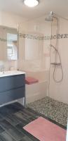 a bathroom with a shower and a sink at Maison La Plage cadre verdoyant et calme in Port-Mort