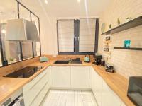 Kuchyňa alebo kuchynka v ubytovaní Duplex cosy - entre lacs et montagnes - Fêtes interdites