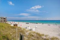 Ein Strand mit vielen Menschen und dem Ozean in der Unterkunft Ariel Dunes II 101 in Destin