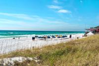 einen Sandstrand mit Sonnenschirmen und dem Meer in der Unterkunft Ariel Dunes II 101 in Destin