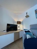 Televízia a/alebo spoločenská miestnosť v ubytovaní Petite Maison Cosy - Sérent Centre