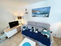 Televízia a/alebo spoločenská miestnosť v ubytovaní Petite Maison Cosy - Sérent Centre