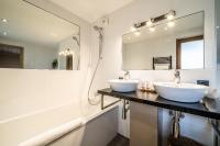 Kúpeľňa v ubytovaní Apartment Cervino Monriond Courchevel - by EMERALD STAY