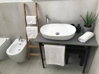 A bathroom at Scogliera apartments