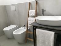 A bathroom at Scogliera apartments