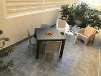 A seating area at Scogliera apartments