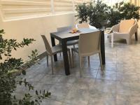A seating area at Scogliera apartments