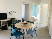 Telewizja i/lub zestaw kina domowego w obiekcie MONTICELLO - L'ÎLE-ROUSSE APPARTEMENT BORD DE MER 3 Pièces 4 Personnes
