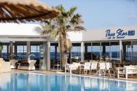 Bazén v ubytovaní Theo Star Beach Hotel alebo v jeho blízkosti