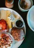 オーフスにあるHotel GUESTapartのチーズ皿