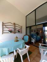 Posedenie v ubytovaní Precioso apartamento en complejo con piscina