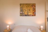 a bedroom with a bed with two lamps and a painting at Le May Flower - 3 Chambres - Proche Centre-Ville in Troyes