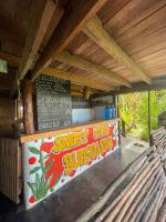 ein Imbisswagen mit einem Schild an der Seite in der Unterkunft Kohrong Sea Views Bungalows in Koh Rong