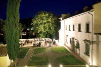 un groupe de personnes debout à l'extérieur d'un bâtiment la nuit dans l'établissement Villa Il Palagio, à Rignano sullʼArno