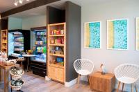 Bluegreen's Bayside Resort and Spa at Panama City Beachにあるキッチンまたは簡易キッチン