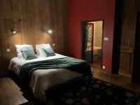 Łóżko lub łóżka w pokoju w obiekcie Mercier de Montigny - Les Chambres du Beffroi - SPA et Massage