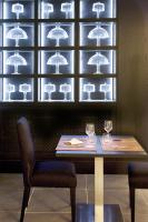 une table avec deux chaises et une fenêtre éclairée dans l'établissement Villa Il Palagio, à Rignano sullʼArno