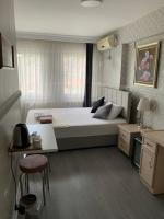Postel nebo postele na pokoji v ubytování antik sofia hotel