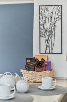 Príslušenstvo na prípravu kávy alebo čaju v ubytovaní Family Apartment Szewska Market Square by Noclegi Renters