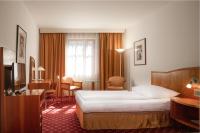 Postel nebo postele na pokoji v ubytování OREA Spa Hotel Cristal