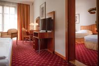 Postel nebo postele na pokoji v ubytování OREA Spa Hotel Cristal