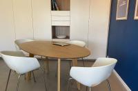 ein Esszimmer mit einem Holztisch und weißen Stühlen in der Unterkunft Stunning 1 BR 3 pers Résidence Cannes Suquet Vieux Port Croisette 1 mn by Olam Properties in Cannes
