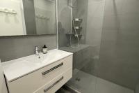 Ein Badezimmer in der Unterkunft Stunning 1 BR 3 pers R&eacute;sidence Cannes Suquet Vieux Port Croisette 1 mn by Olam Properties