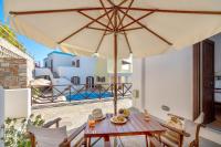 The swimming pool at or close to Reggina's Apartments