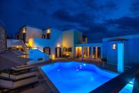 The swimming pool at or close to Reggina's Apartments
