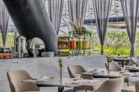 Fiesta Americana Ciudad de México Satélite في مدينة ميكسيكو: مطعم به طاولات وكراسي في غرفة