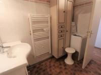 a small bathroom with a toilet and a sink at Studio Bénodet, 1 pièce, 2 personnes - FR-1-481-93 in Bénodet