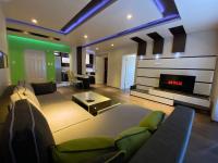 Posezení v ubytování Modern 1BR Apartment with Garden View & Free street parking